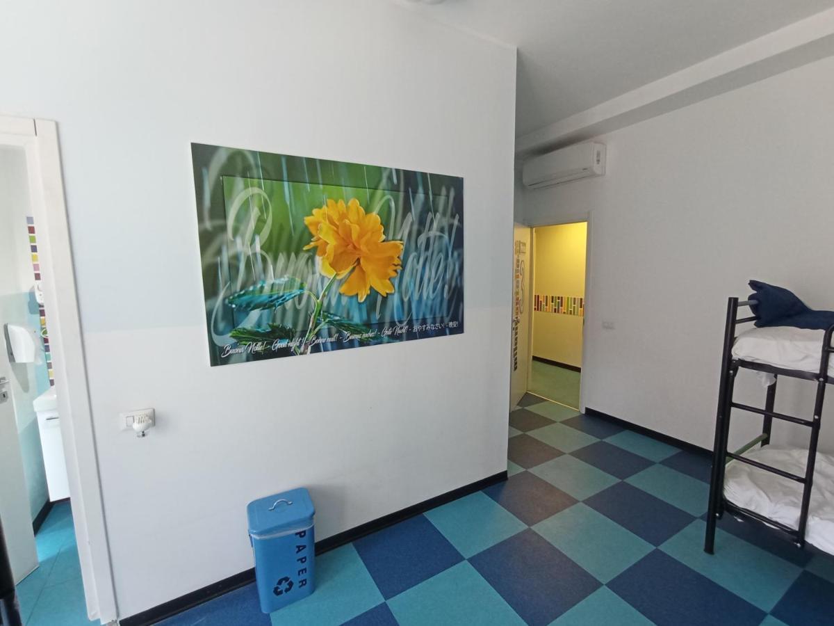 Cama en habitación femenina compartida de 4 camas